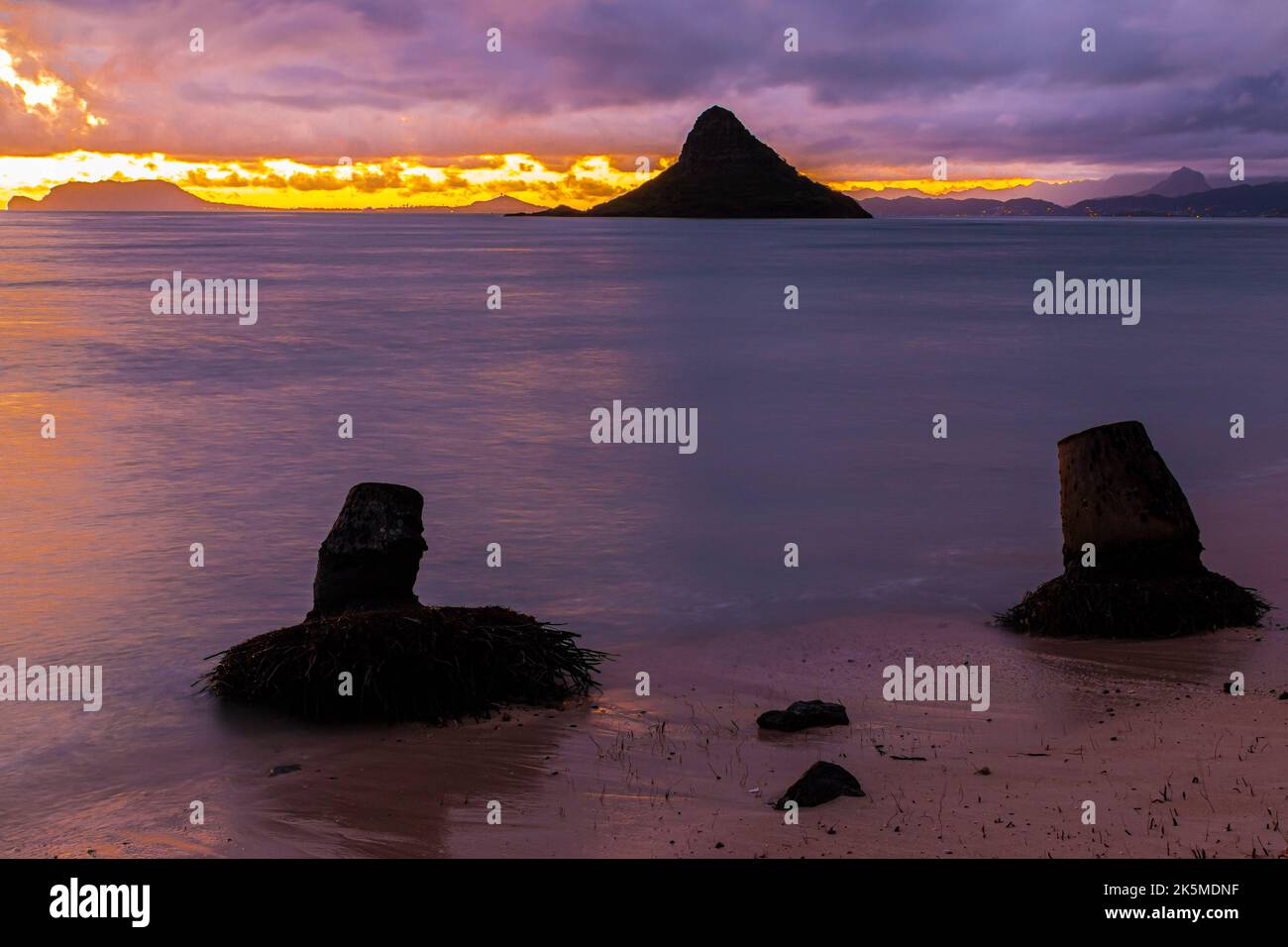 Sunrise Mokoli'i Island (anciennement connu sous le nom de « Chinaman's Hat ») sur KÄne'ohe Bay, zone de loisirs de Kualoa point State, Oahu, Hawaii, États-Unis Banque D'Images