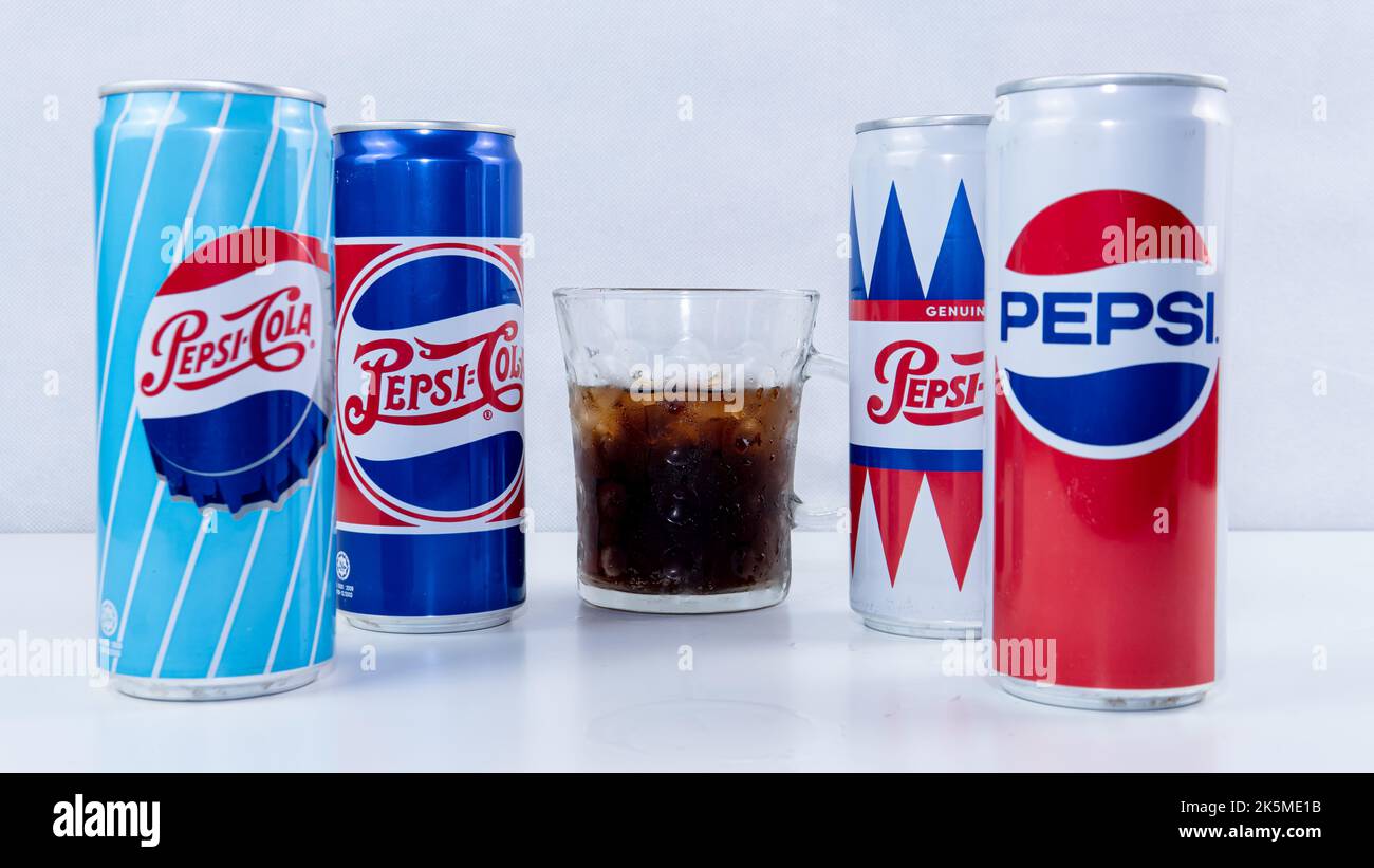 Kuala Lumpur, Malaisie, 9 octobre 2022 - boisson Pepsi en canettes, édition spéciale anniversaire. Pepsi est une boisson gazeuse fabriquée par PepsiCo. Banque D'Images