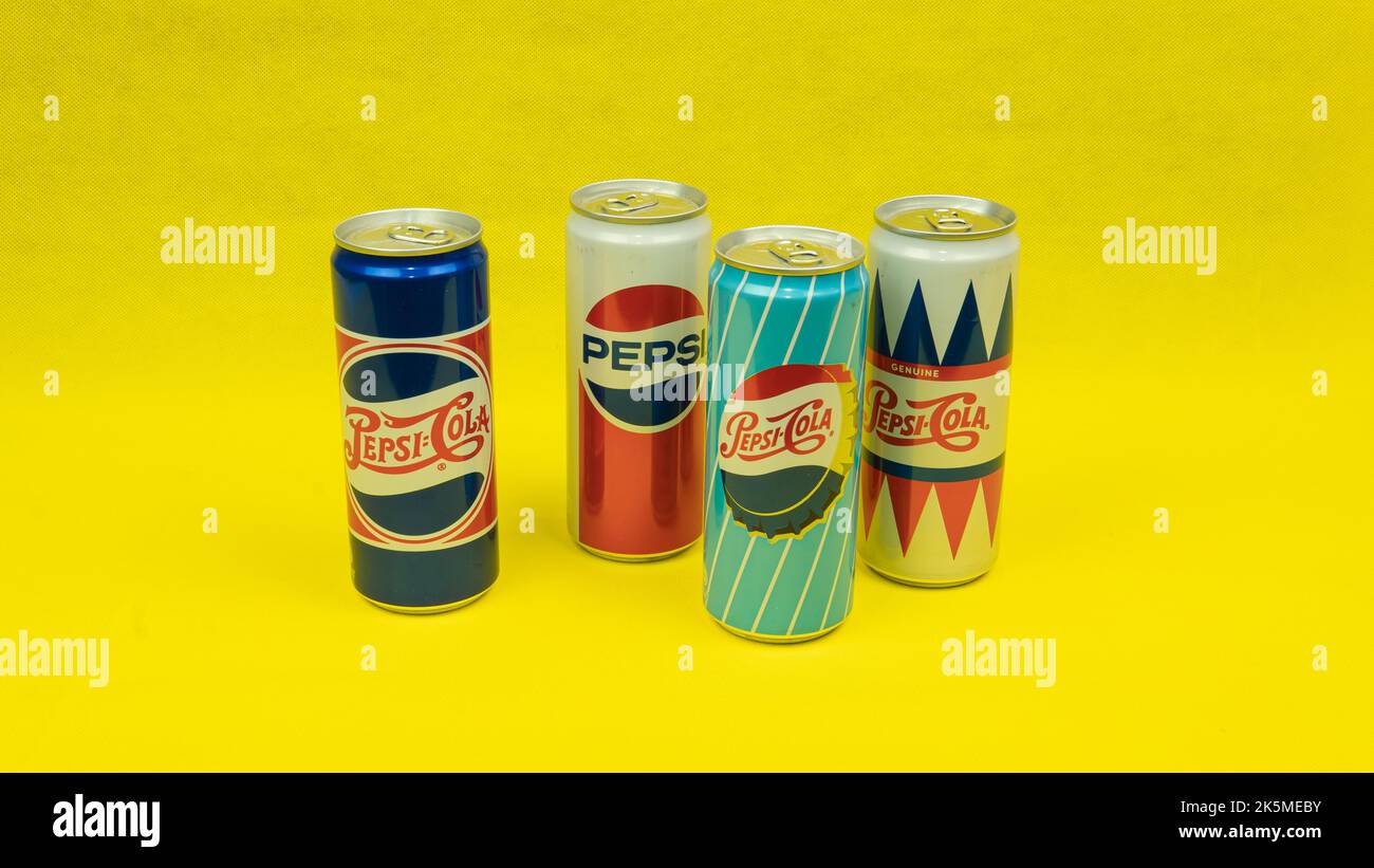 Kuala Lumpur, Malaisie, 9 octobre 2022 - boisson Pepsi en canettes, édition spéciale anniversaire. Pepsi est une boisson gazeuse fabriquée par PepsiCo. Banque D'Images