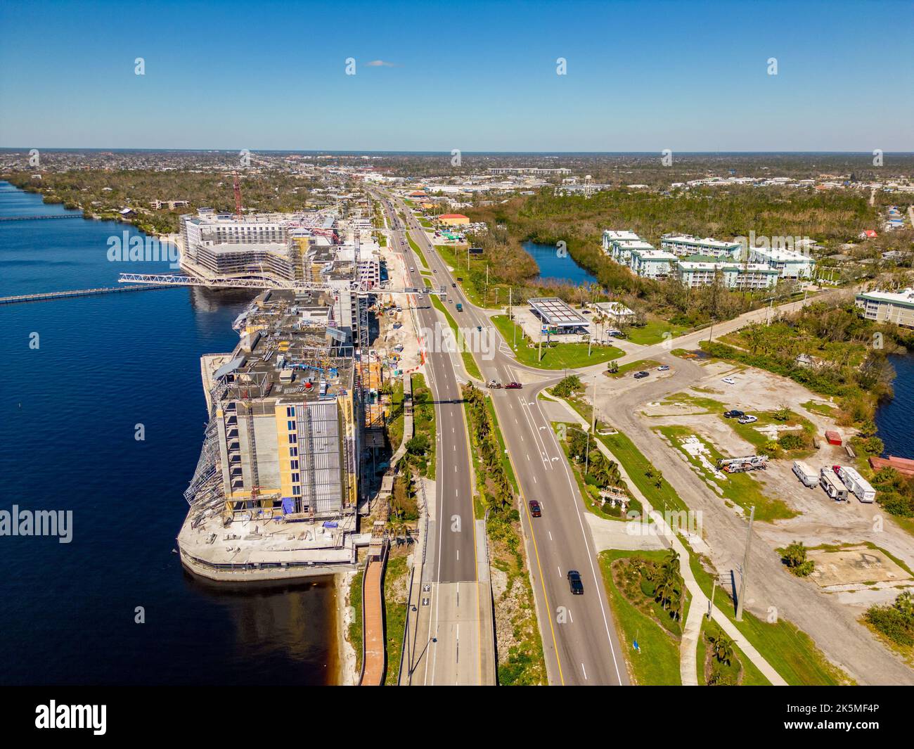 Port Charlotte, FL, Etats-Unis - 8 octobre 2022: Sunseeker Resort Charlotte Harbour grue effondrement de l'ouragan Ian vents lourds Banque D'Images