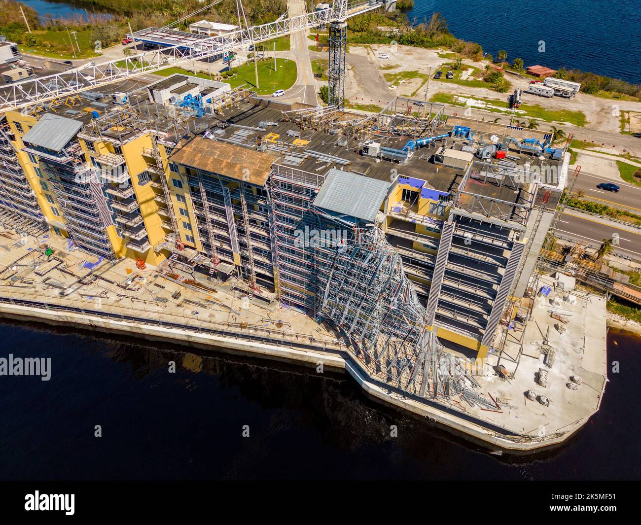 Port Charlotte, FL, Etats-Unis - 8 octobre 2022: Sunseeker Resort Charlotte Harbour grue effondrement de l'ouragan Ian vents lourds Banque D'Images