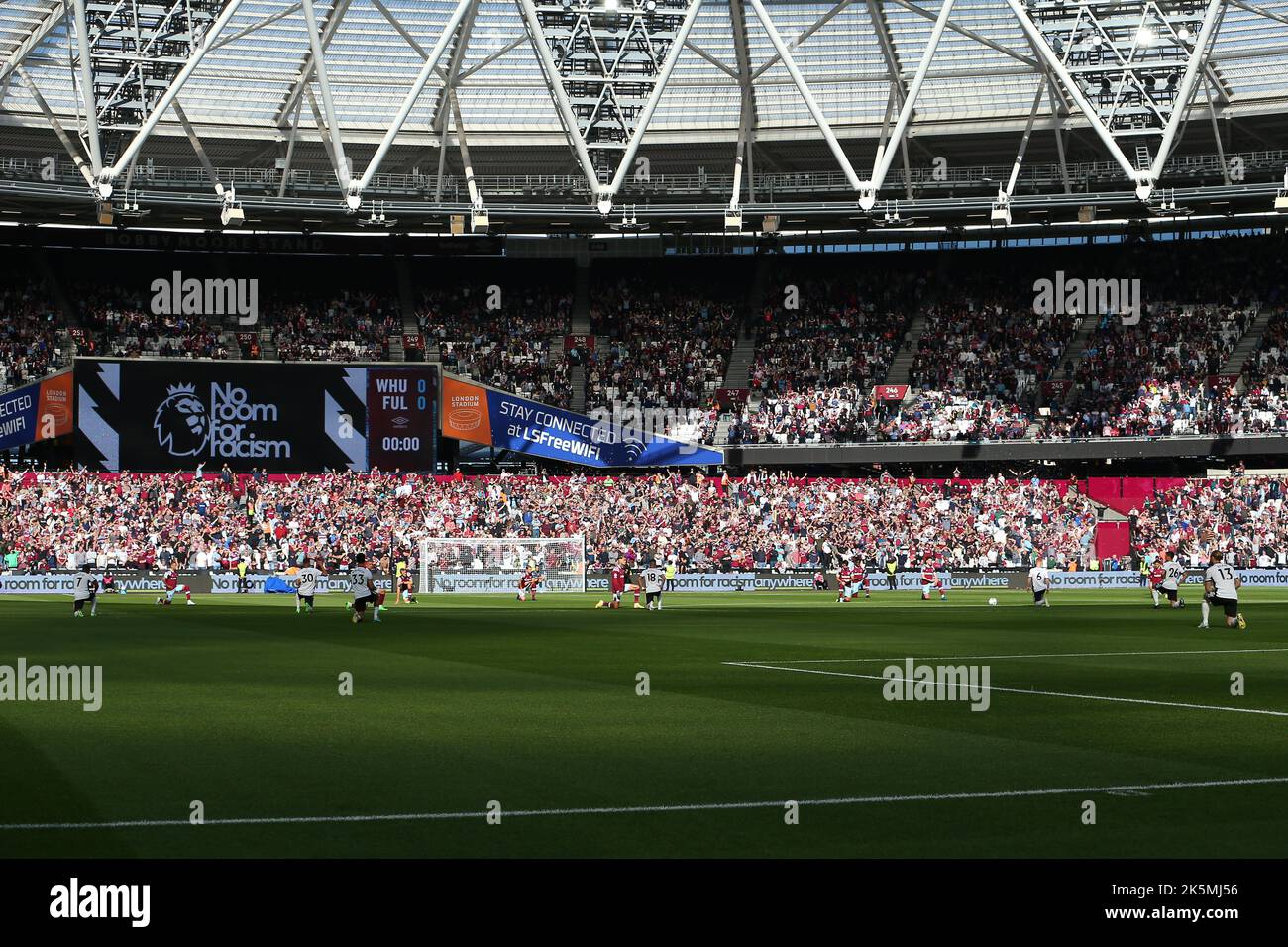 9 octobre 2022: Stade de Londres, Londres, Angleterre; football de première ligue West Ham versus Fulham; joueurs prenant un genou avant le match. Banque D'Images