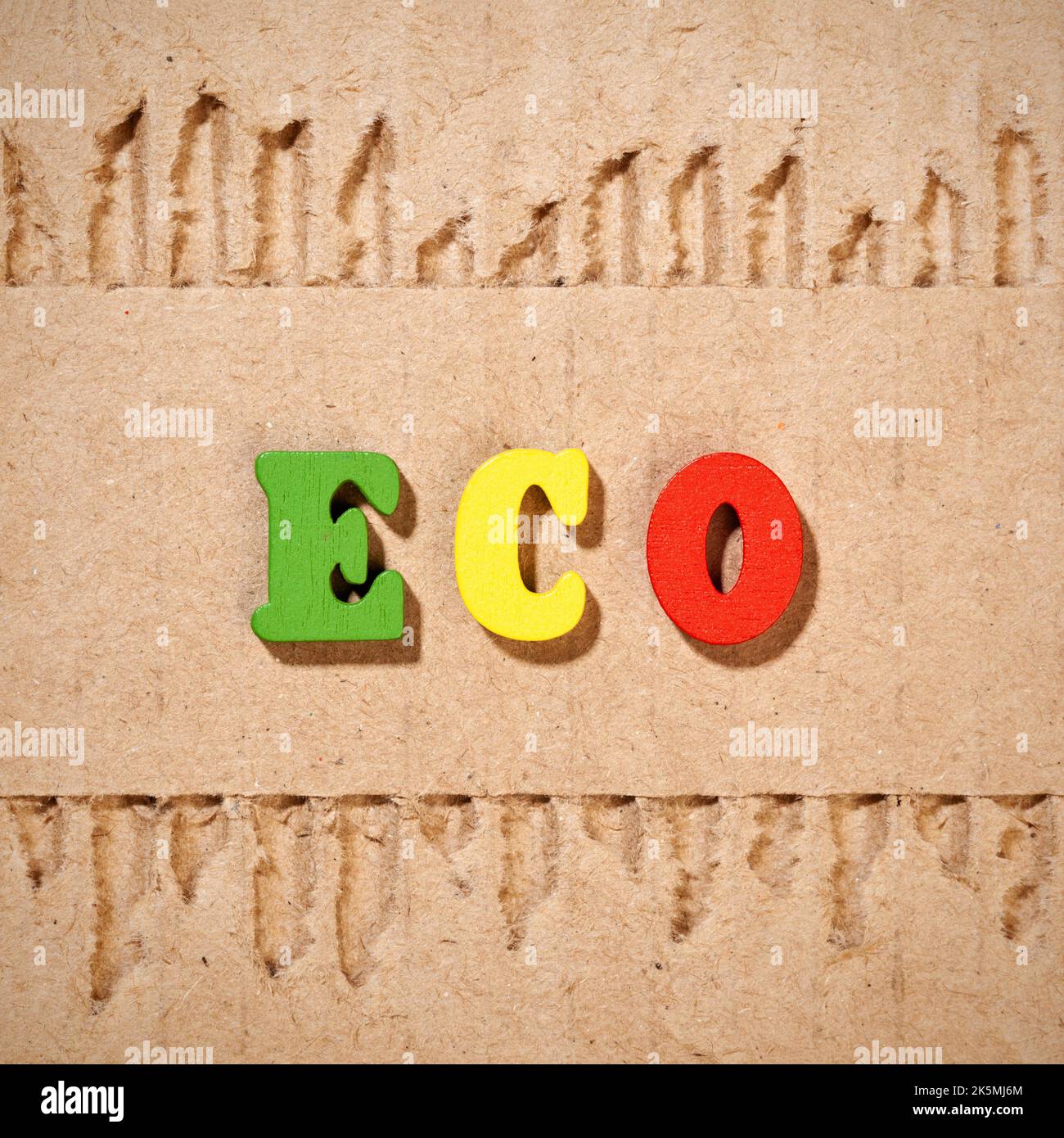 ECO - Inscription par lettres de couleur sur du carton déchiré Banque D'Images