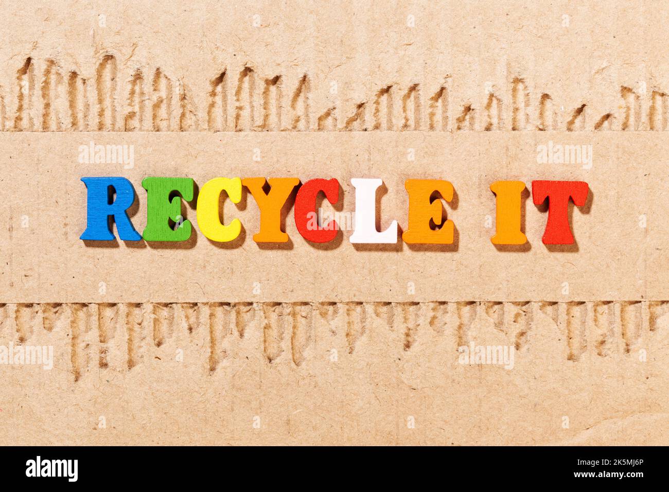 Recyclez-le - Inscription par des lettres de couleur sur du carton déchiré Banque D'Images