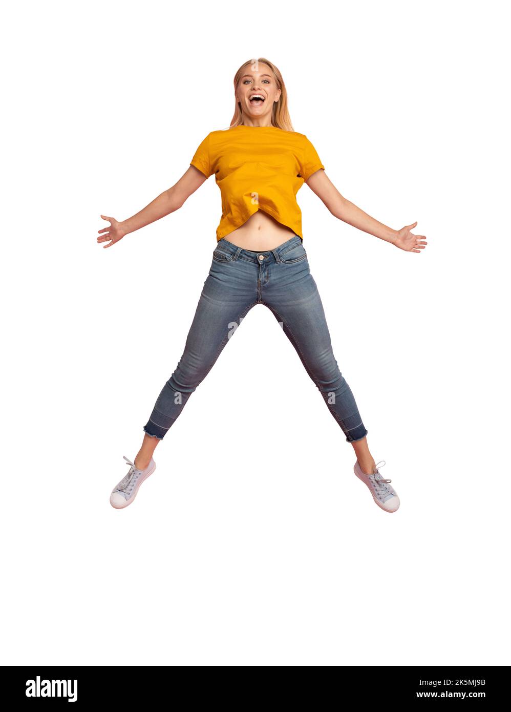 Fille de liberté pleine d'énergie et de vitalité saute Banque D'Images