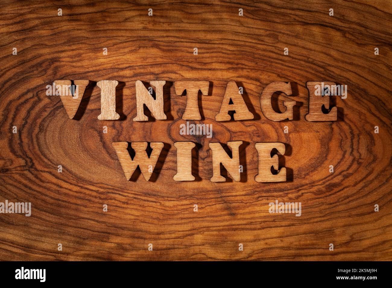 Vin vintage - texte par lettres en bois gros plan Banque D'Images