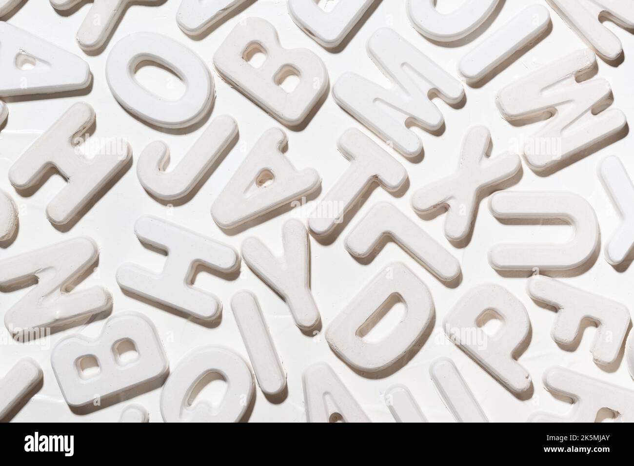 Des lettres latines blanches aléatoires peuvent être utilisées comme arrière-plan Banque D'Images