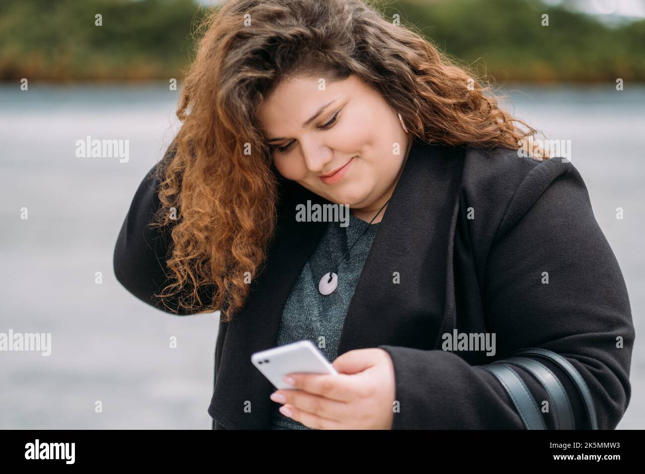 flirting plus femme taille communication en ligne Banque D'Images