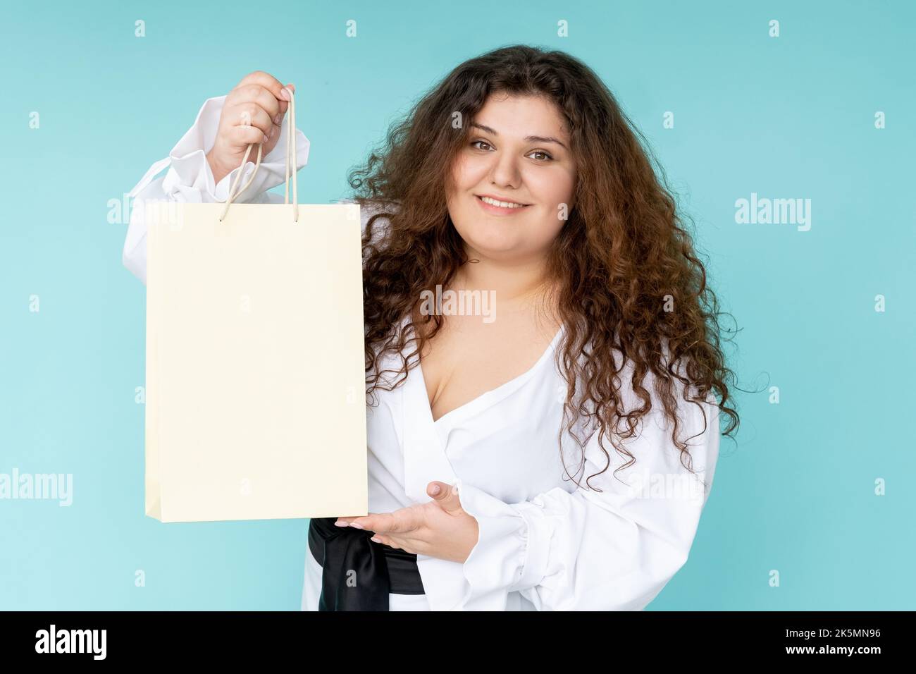 cadeau de vacances heureuse femme curvy fête surprise Banque D'Images