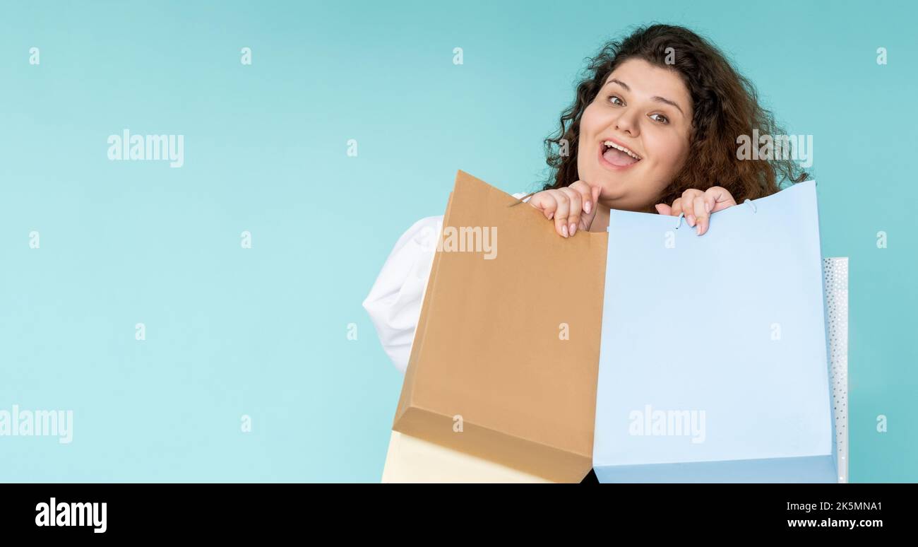 soldes de vacances bonne curvy femme noir bannière vendredi Banque D'Images