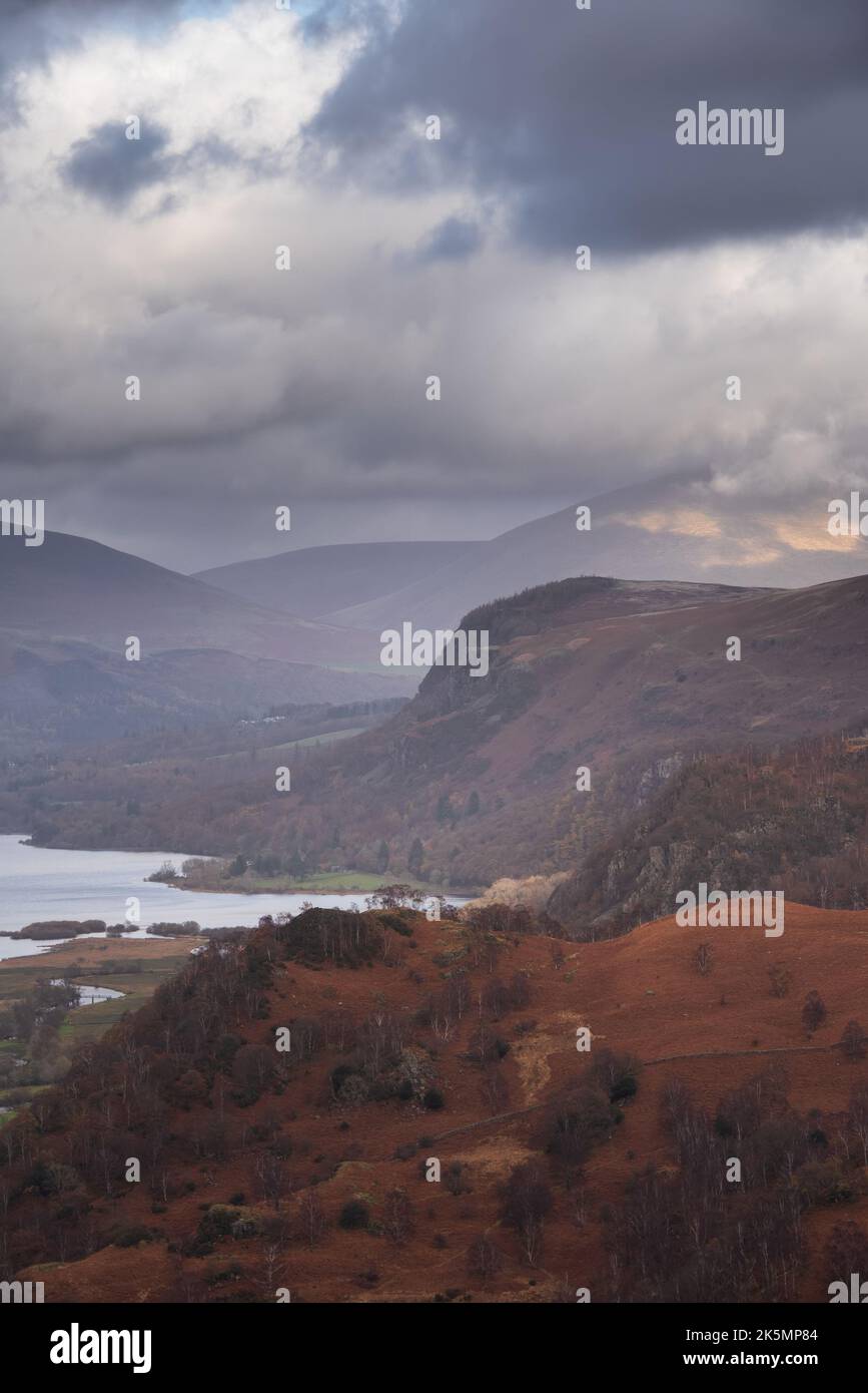 Belle image de paysage de la vue de Castle Crag vers Derwentwater, Keswick, Skiddaw, Blencathra et Walla Crag dans le Lake District Banque D'Images