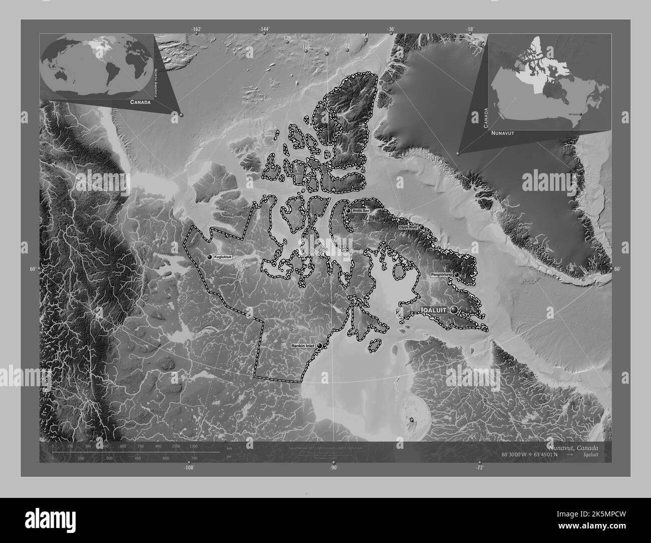 Nunavut, territoire du Canada. Carte d'altitude en niveaux de gris avec lacs et rivières. Lieux et noms des principales villes de la région. Emplacement auxiliaire d'angle Banque D'Images