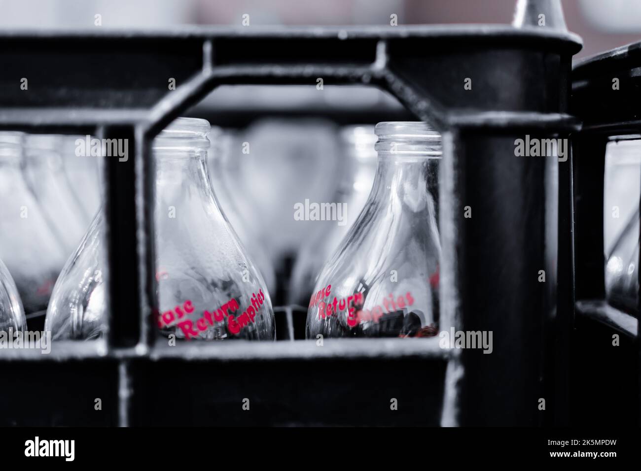 Un gros plan des bouteilles de lait en verre à l'arrière d'une camionnette de livraison de lait à Cullercoats, au nord du Tyneside Banque D'Images