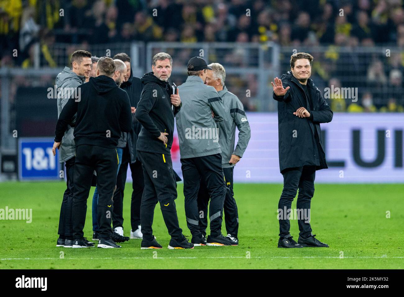 Dortmund, Allemagne. 08th octobre 2022. Football: Bundesliga, Borussia Dortmund - Bayern Munich, Matchday 9, signal Iduna Park: Dortmund entraîneur Edin Terzic (r) salue après le coup de sifflet final. Credit: David Inderlied/dpa/Alay Live News Banque D'Images