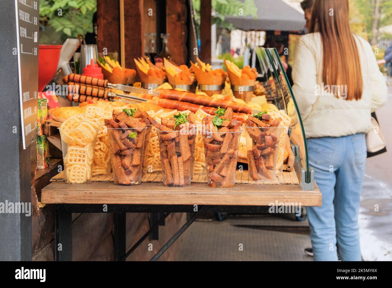 Marché de rue, à emporter. Restauration rapide ou de rue. Banque D'Images