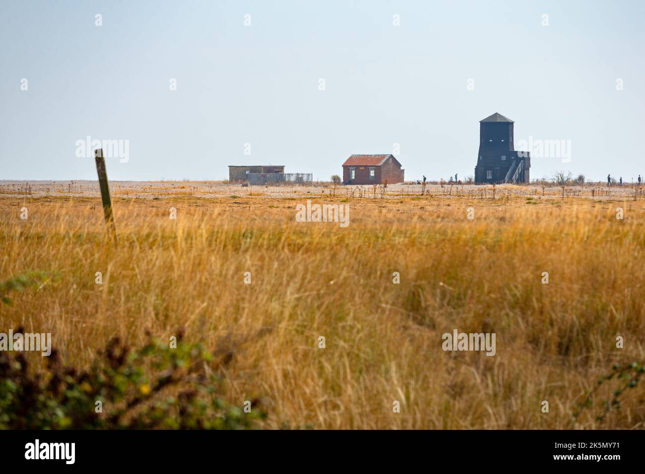 Habitat de bardeaux plats avec 3 bâtiments à l'horizon, Orford Ness, Suffolk, Angleterre Banque D'Images