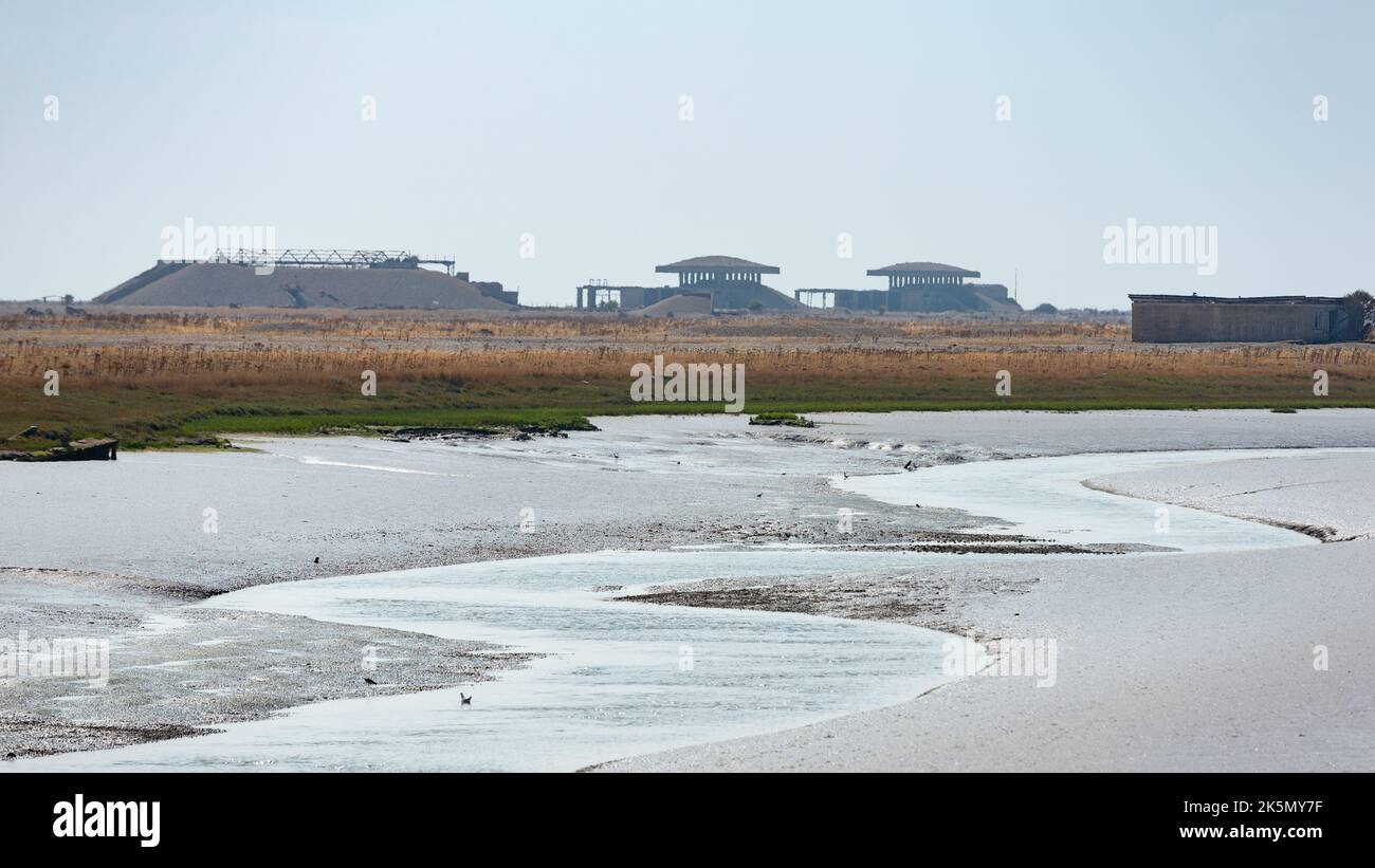 Laboratoires d'essais de munitions atomiques au loin dans un paysage de terres humides plates, Orford Ness, Suffolk, Angleterre Banque D'Images