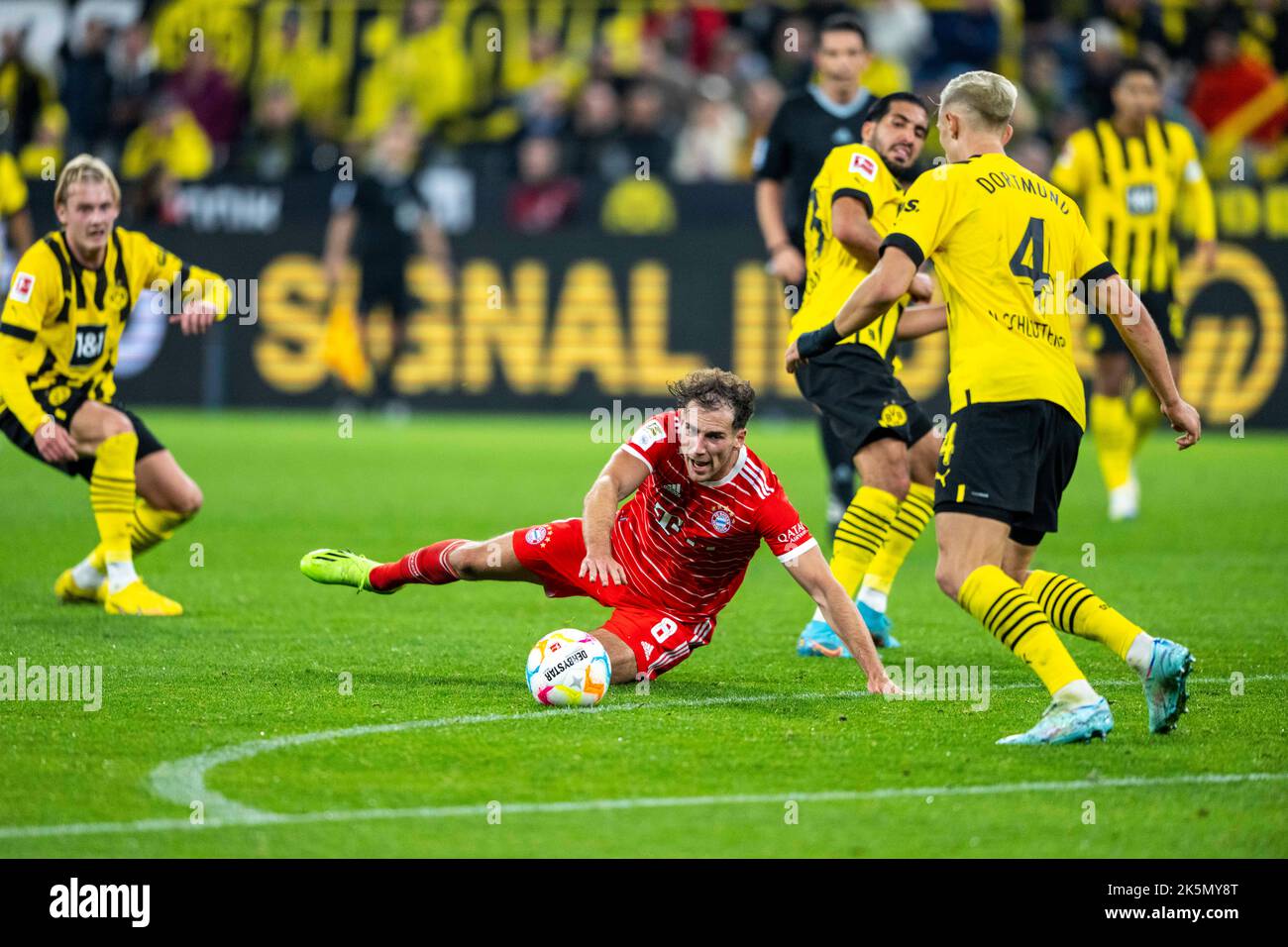 Dortmund, Allemagne. 08th octobre 2022. Football: Bundesliga, Borussia Dortmund - Bayern Munich, Matchday 9, signal Iduna Park: Leon Goretzka de Munich tombe dans un duel avec l'Emre Cane de Dortmund. Credit: David Inderlied/dpa/Alay Live News Banque D'Images