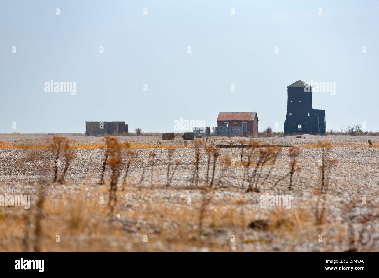 Habitat de bardeaux plats avec 3 bâtiments à l'horizon, Orford Ness, Suffolk, Angleterre Banque D'Images