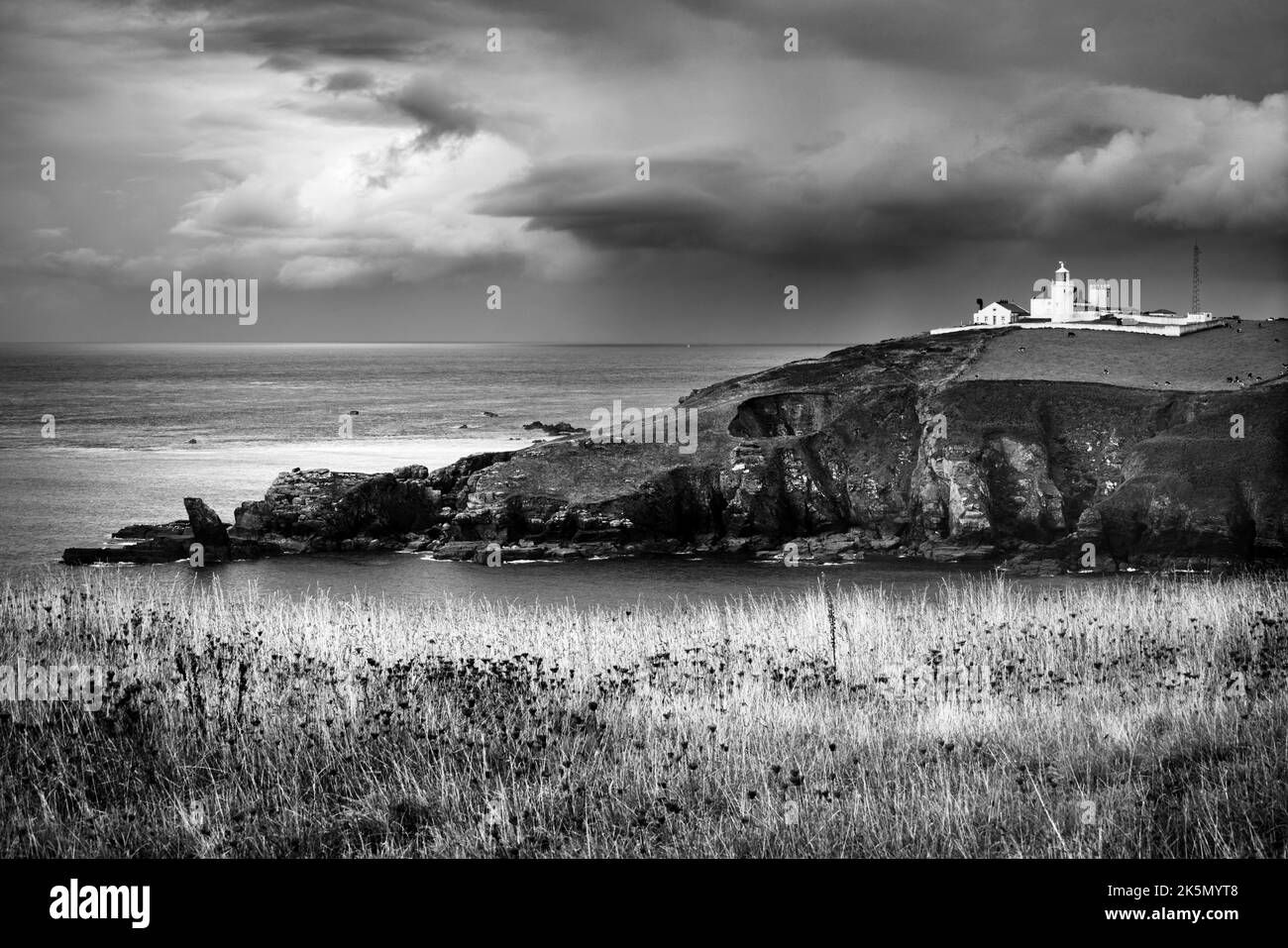 Nuages de pluie au-dessus du phare de Lizard Banque D'Images