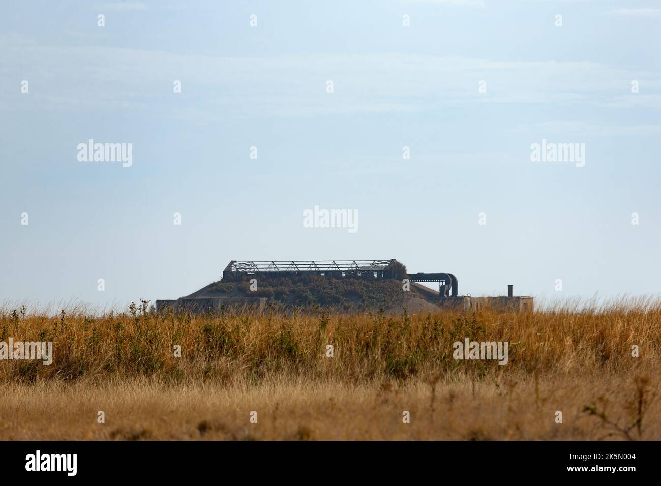 Paysage montrant 'Laboratory 1', un bâtiment pour les essais environnementaux des armes atomiques, Orford Ness, Suffolk, Angleterre Banque D'Images