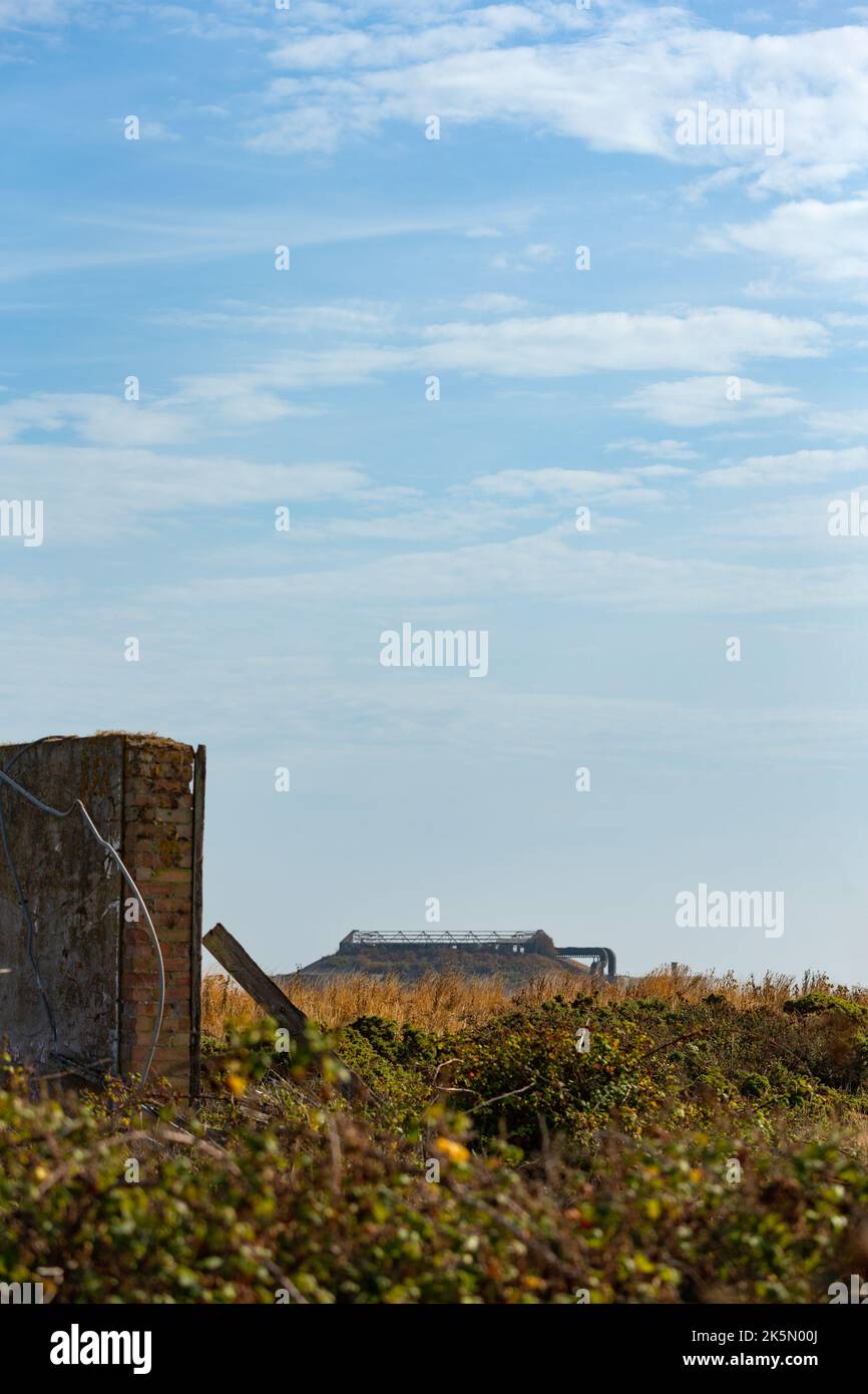 Paysage montrant 'Laboratory 1', un bâtiment pour les essais environnementaux des armes atomiques, Orford Ness, Suffolk, Angleterre Banque D'Images