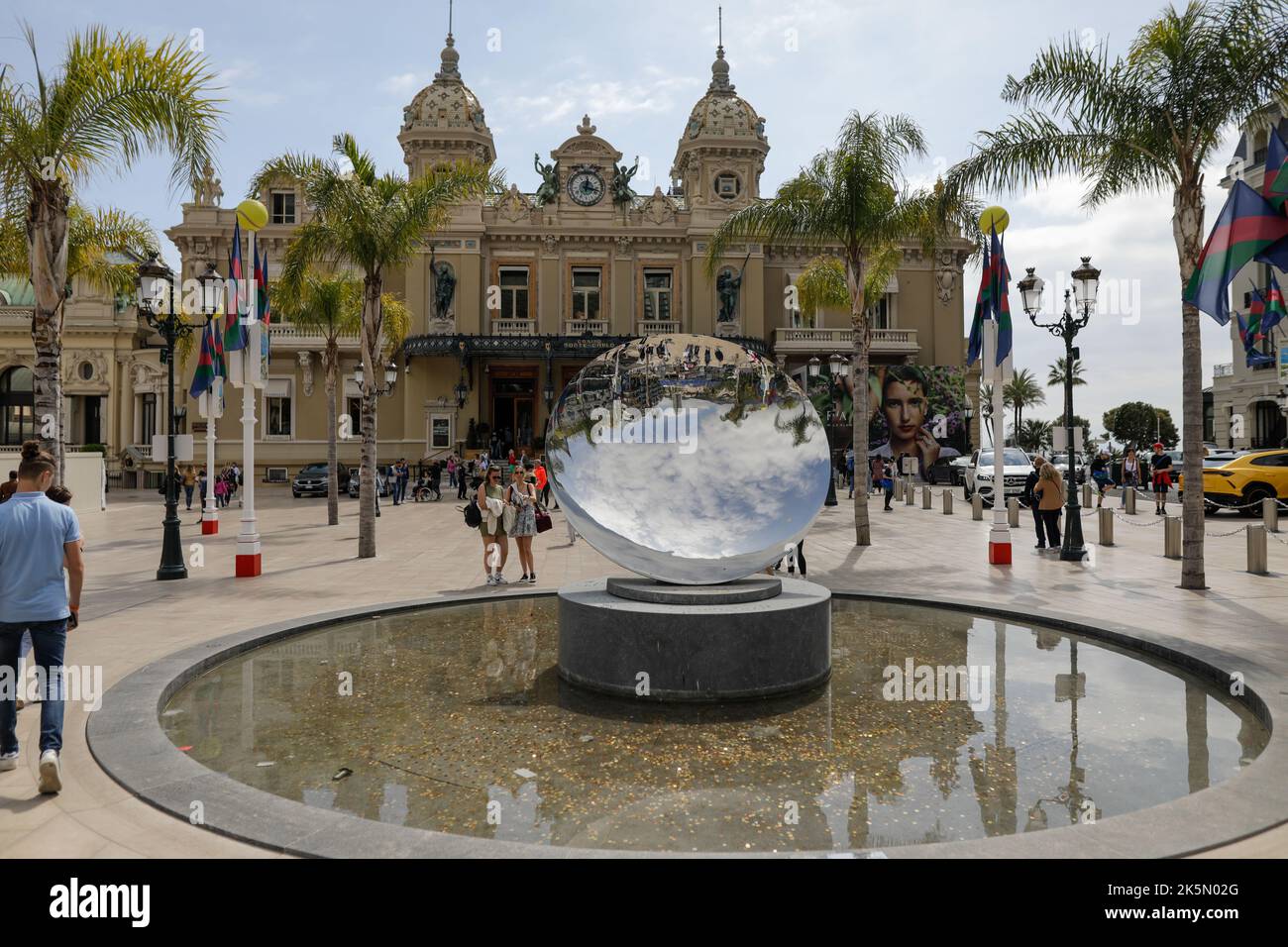 Monaco, France - 18 avril 2022 : place du Casino de Monaco sur la côte d'azur pendant une journée de printemps ensoleillée. Banque D'Images