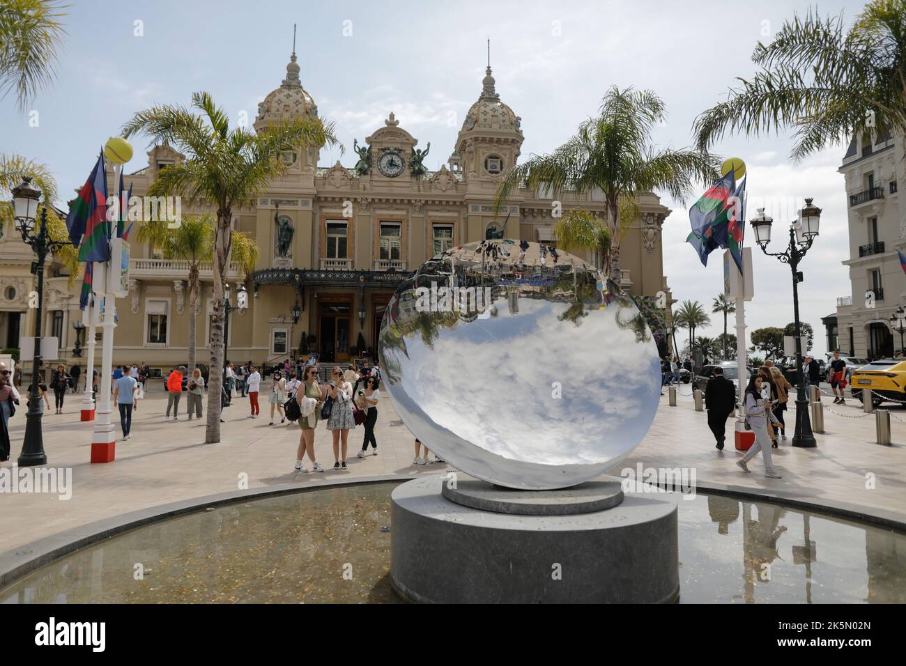 Monaco, France - 18 avril 2022 : place du Casino de Monaco sur la côte d'azur pendant une journée de printemps ensoleillée. Banque D'Images