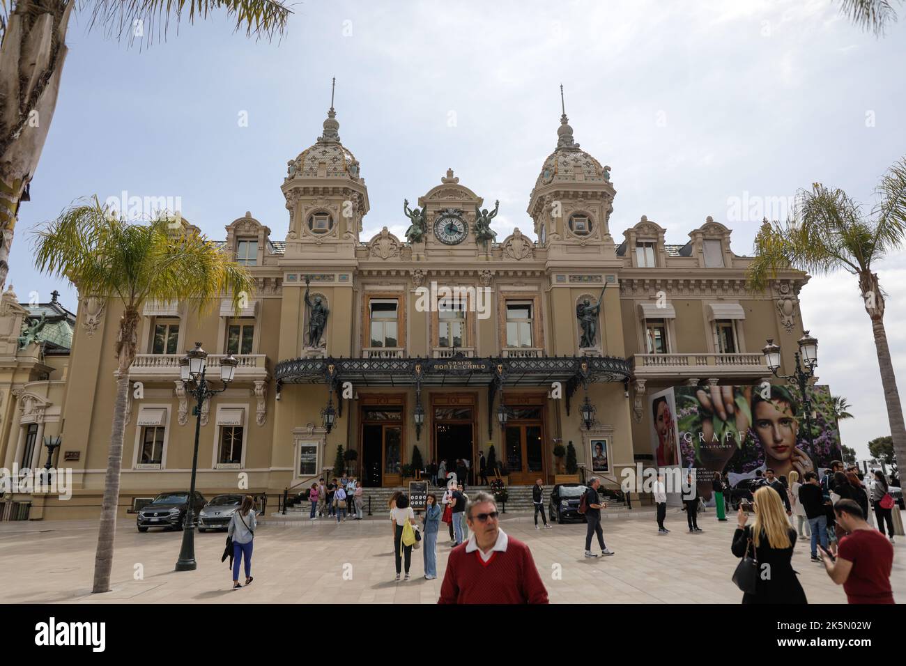 Monaco, France - 18 avril 2022 : place du Casino de Monaco sur la côte d'azur pendant une journée de printemps ensoleillée. Banque D'Images