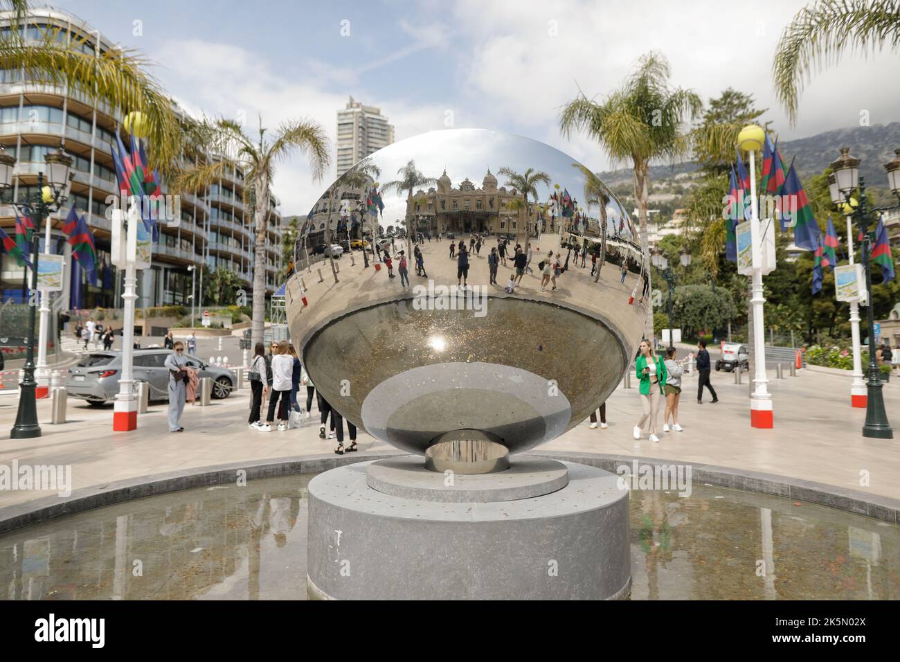 Monaco, France - 18 avril 2022 : place du Casino de Monaco sur la côte d'azur pendant une journée de printemps ensoleillée. Banque D'Images