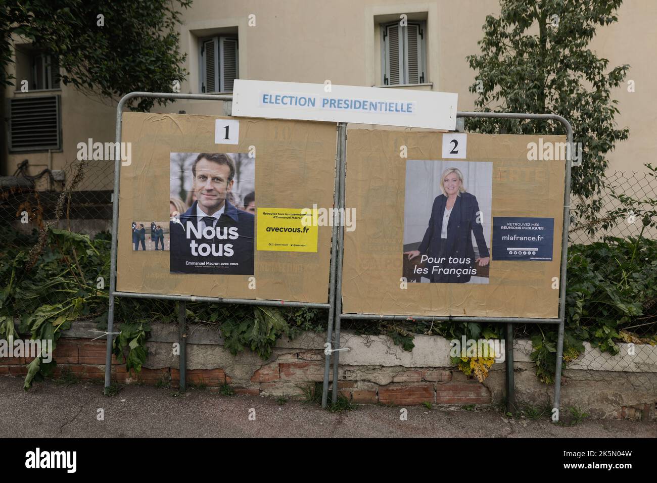 Menton, France - 20 avril 2022 : affiches électorales avec Emmanuel Macron et Marine le Pen avant le deuxième tour des élections présidentielles en France. Banque D'Images