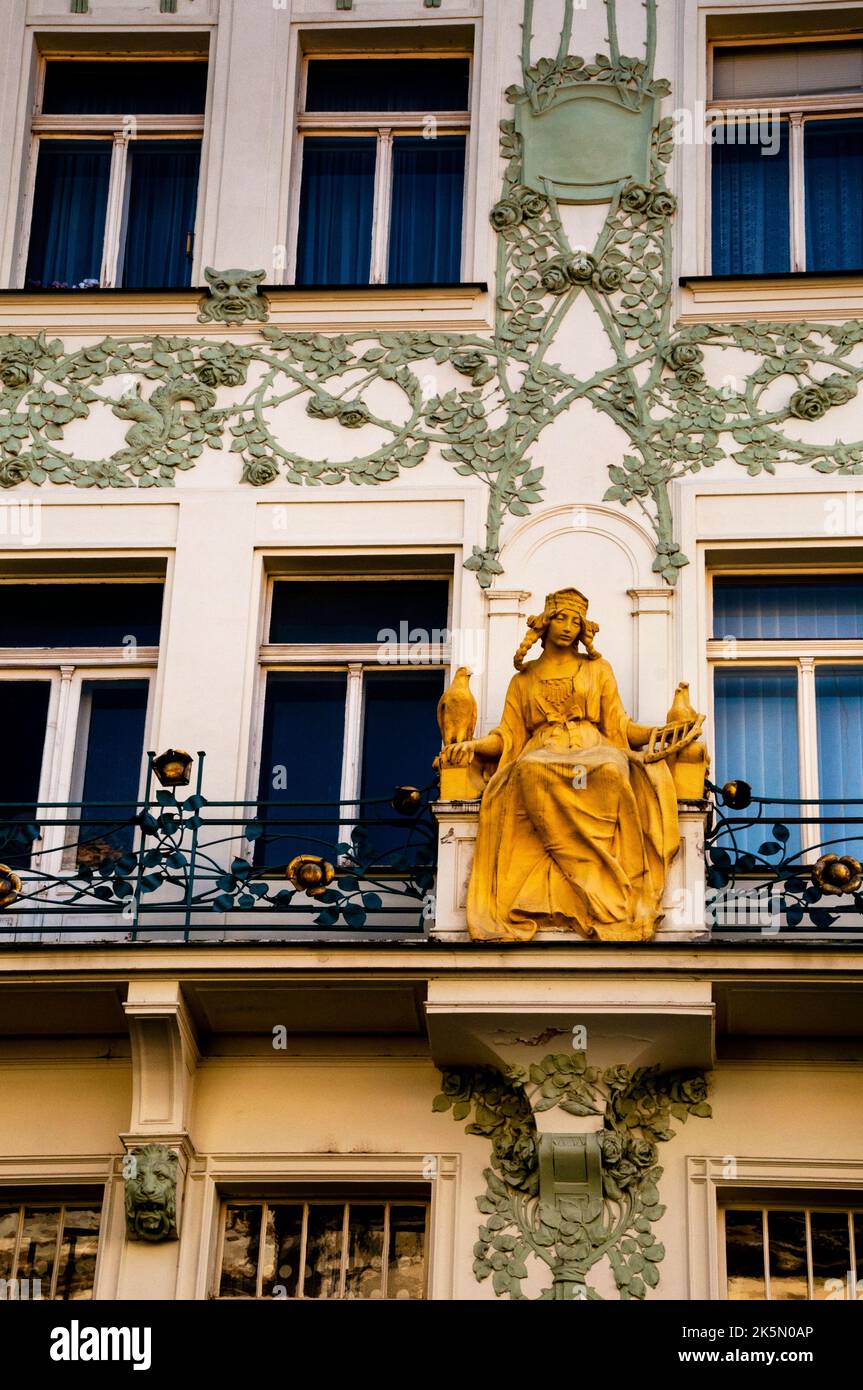 Façade Art Nouveau à Prague, République tchèque. Banque D'Images
