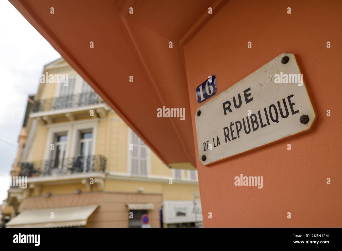 Menton, France - 20 avril 2022: Détails de la ville maritime de Menton sur la côte d'azur pendant une journée ensoleillée de printemps. Banque D'Images