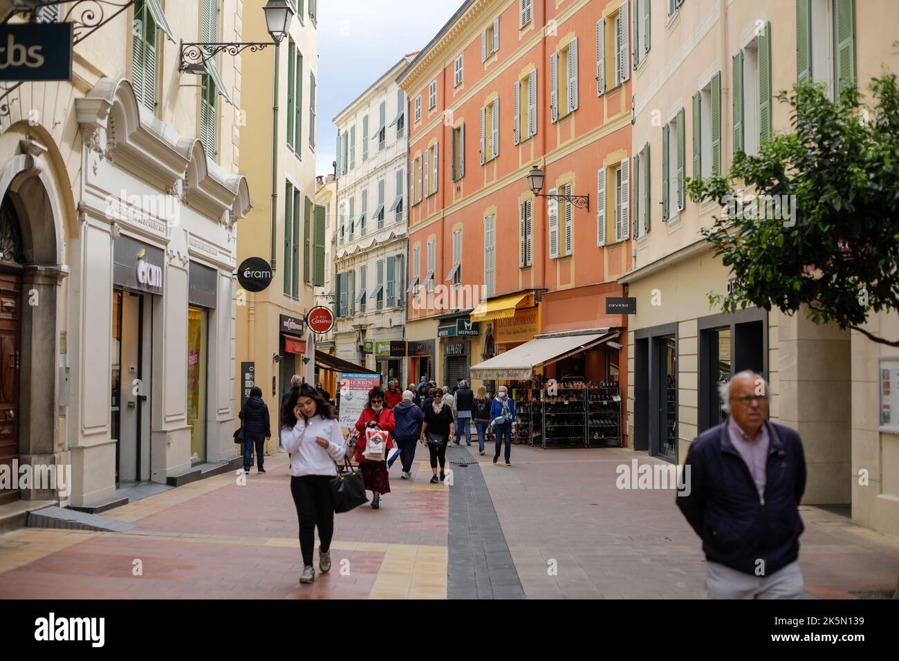 Menton, France - 20 avril 2022: Détails de la ville maritime de Menton sur la côte d'azur pendant une journée ensoleillée de printemps. Banque D'Images