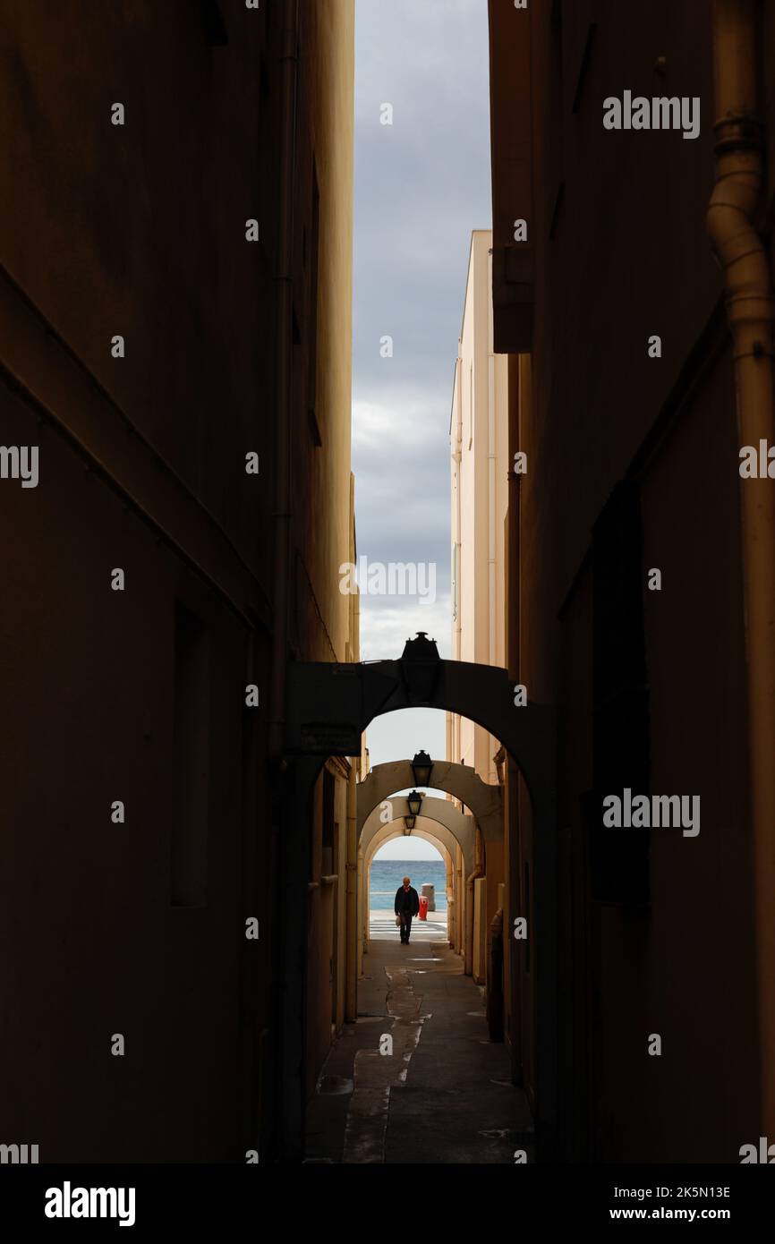Menton, France - 20 avril 2022: Détails de la ville maritime de Menton sur la côte d'azur pendant une journée ensoleillée de printemps. Banque D'Images