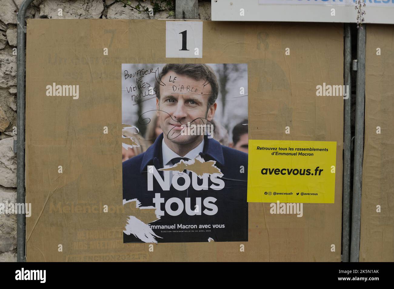 Menton, France - 21 avril 2022 : affiches électorales avec Emmanuel Macron et Marine le Pen avant le deuxième tour des élections présidentielles en France. Banque D'Images