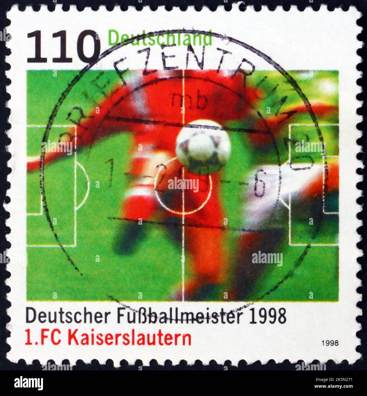 ALLEMAGNE - VERS 1998: Timbre imprimé en Allemagne dédié à l'équipe 1 FC Kaiserslautern, 1998 champions allemands de football, vers 1998 Banque D'Images