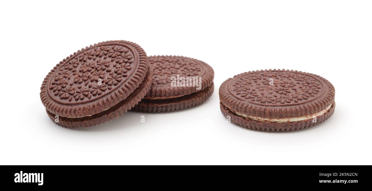 Groupe de biscuits ronds de pépites de chocolat frais isolés sur blanc. Banque D'Images