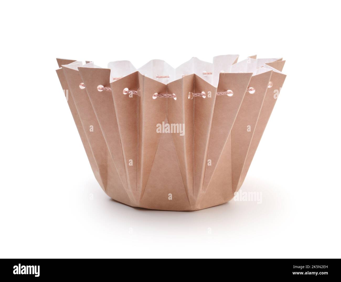 Panier à fleurs en carton vide isolé sur blanc. Banque D'Images