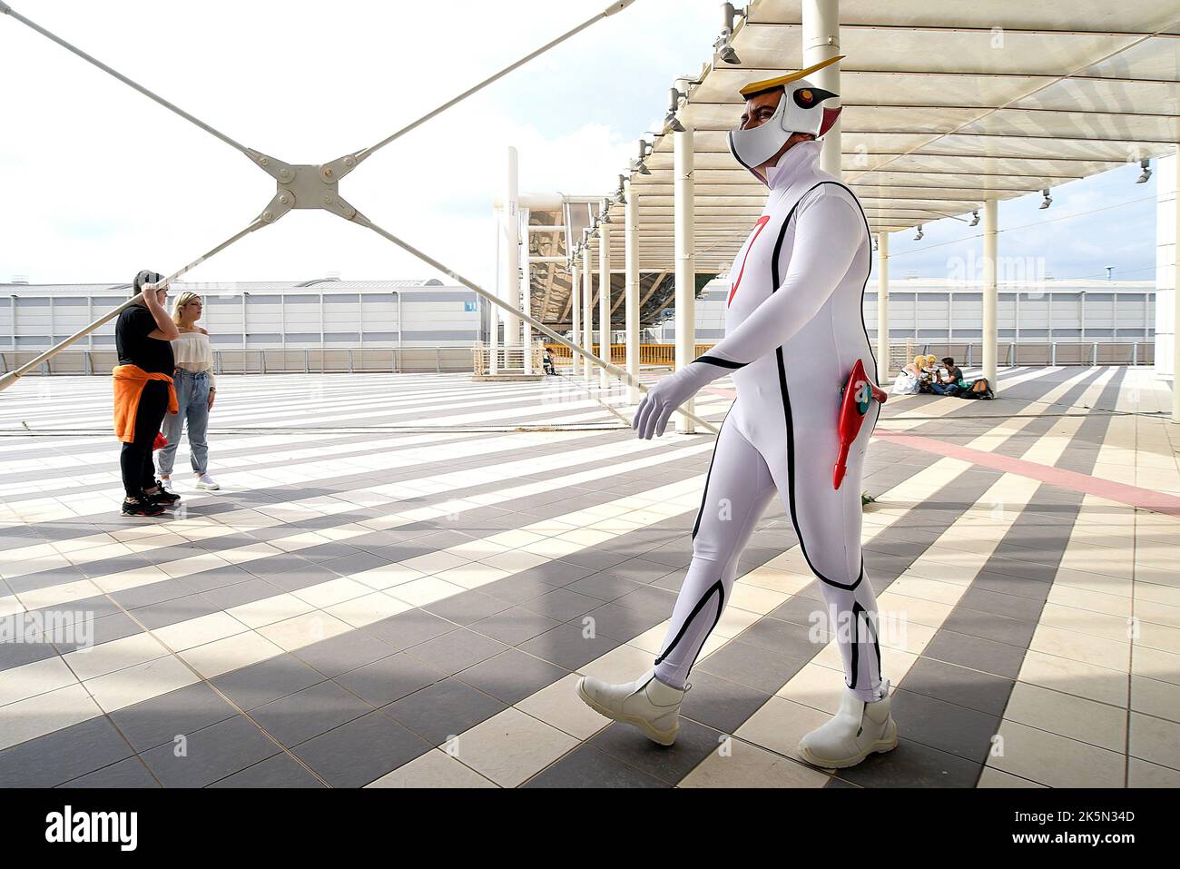 Rome, Italie. 09th octobre 2022. Un cosplayer marche pendant l'édition 29th de Romics, une exposition internationale de BD, d'animation, de jeux vidéo, de cinéma et de divertissement. Le terme 'Cosplay', une contrainte de 'jeu de costume', indique la pratique de porter un costume qui représente un personnage fictif. Crédit : SOPA Images Limited/Alamy Live News Banque D'Images