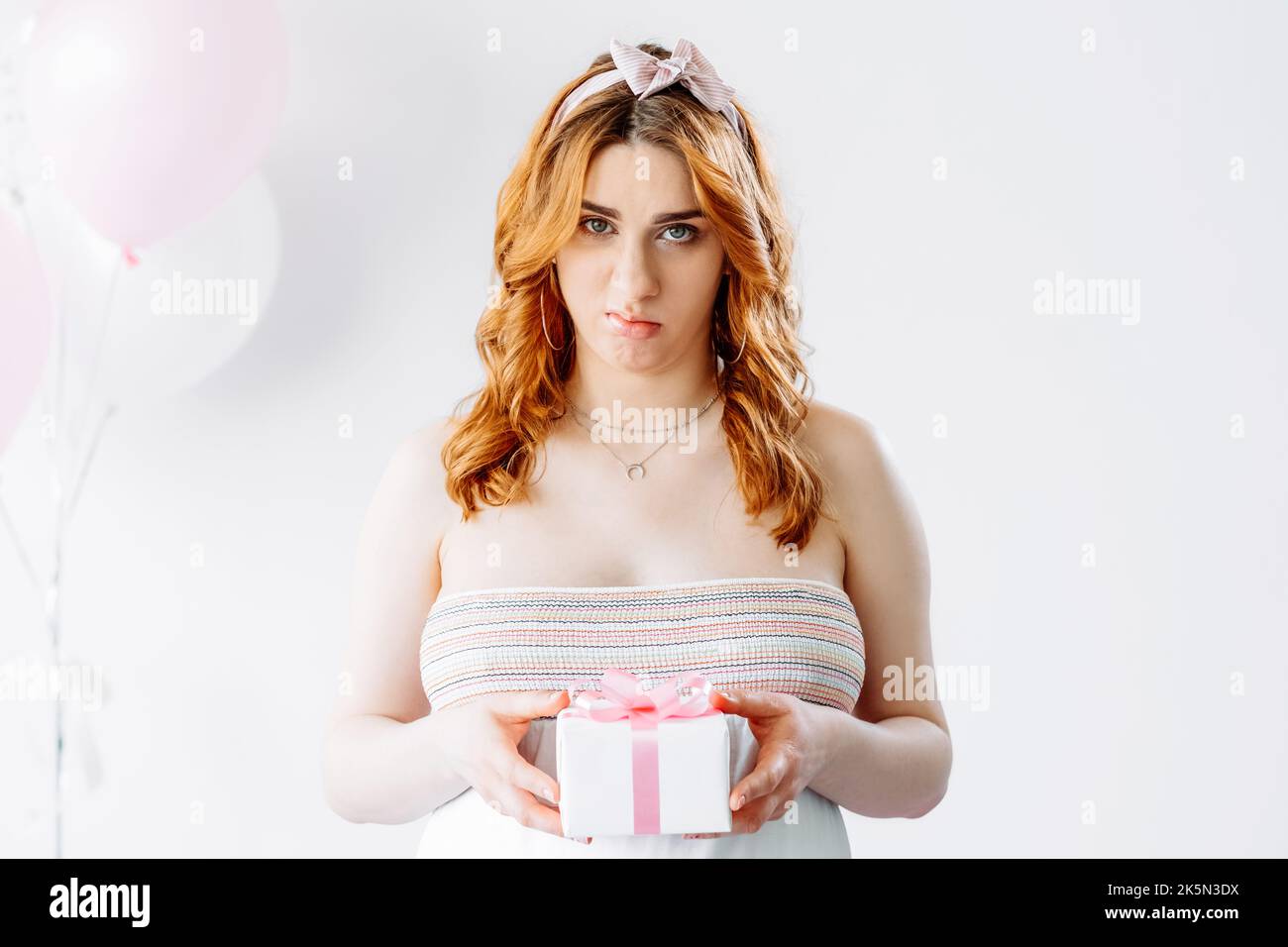 mauvais cadeau déçu femme hormones de grossesse Banque D'Images