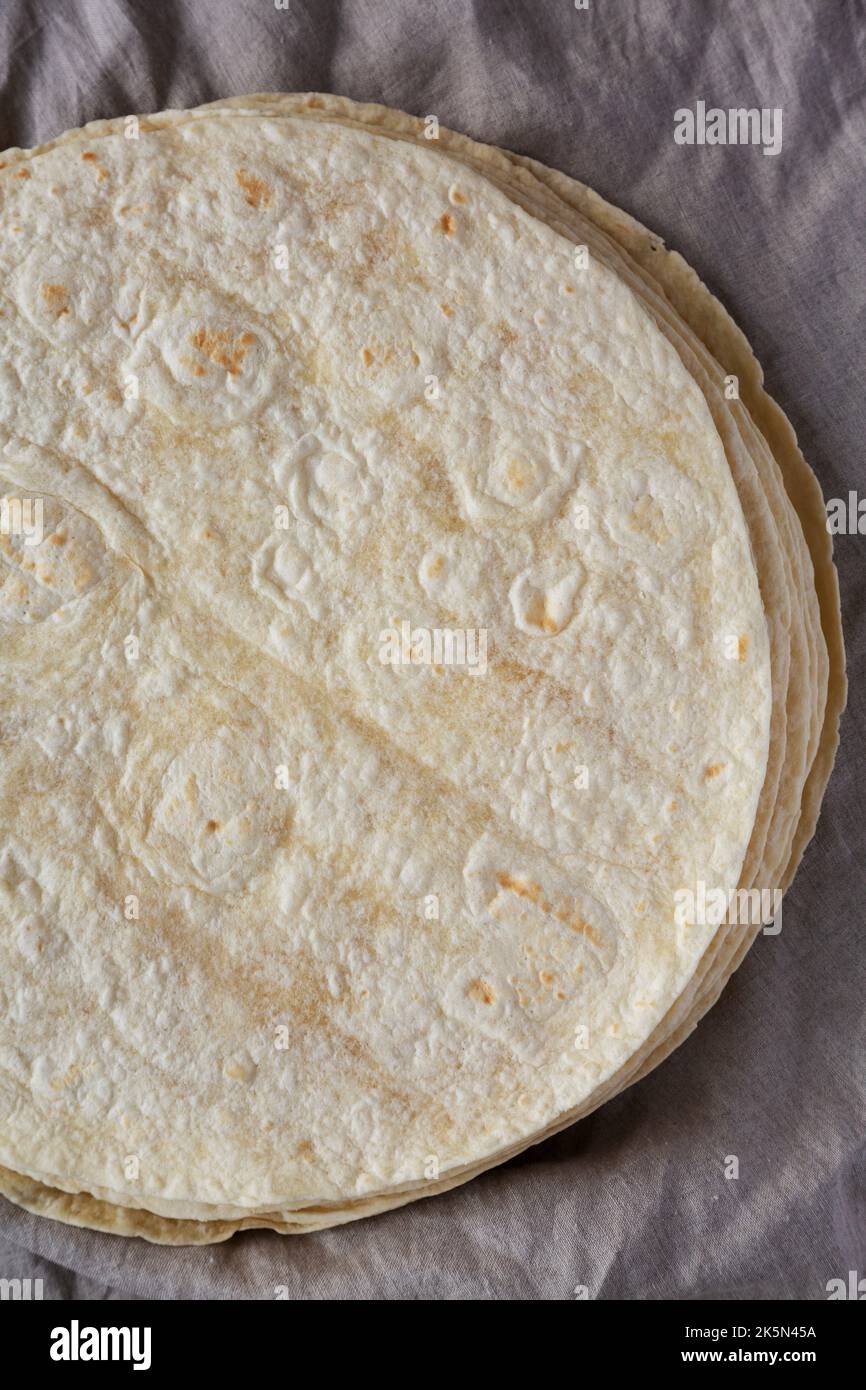 Tortillas à la farine de blé maison dans une cheminée, vue du dessus. Pose à plat, en hauteur, par le dessus. Banque D'Images