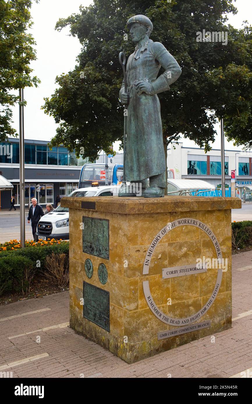 Statue dans le centre de la ville de Corby à la mémoire des sidérurgistes tués au travail Banque D'Images