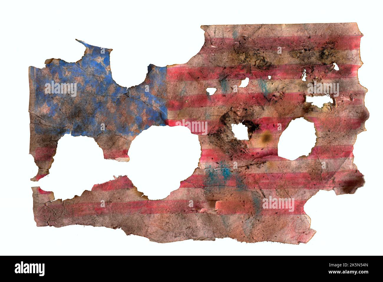 Drapeau des Etats-Unis fortement endommagé et grundy, étoiles et rayures isolées sur fond blanc Banque D'Images