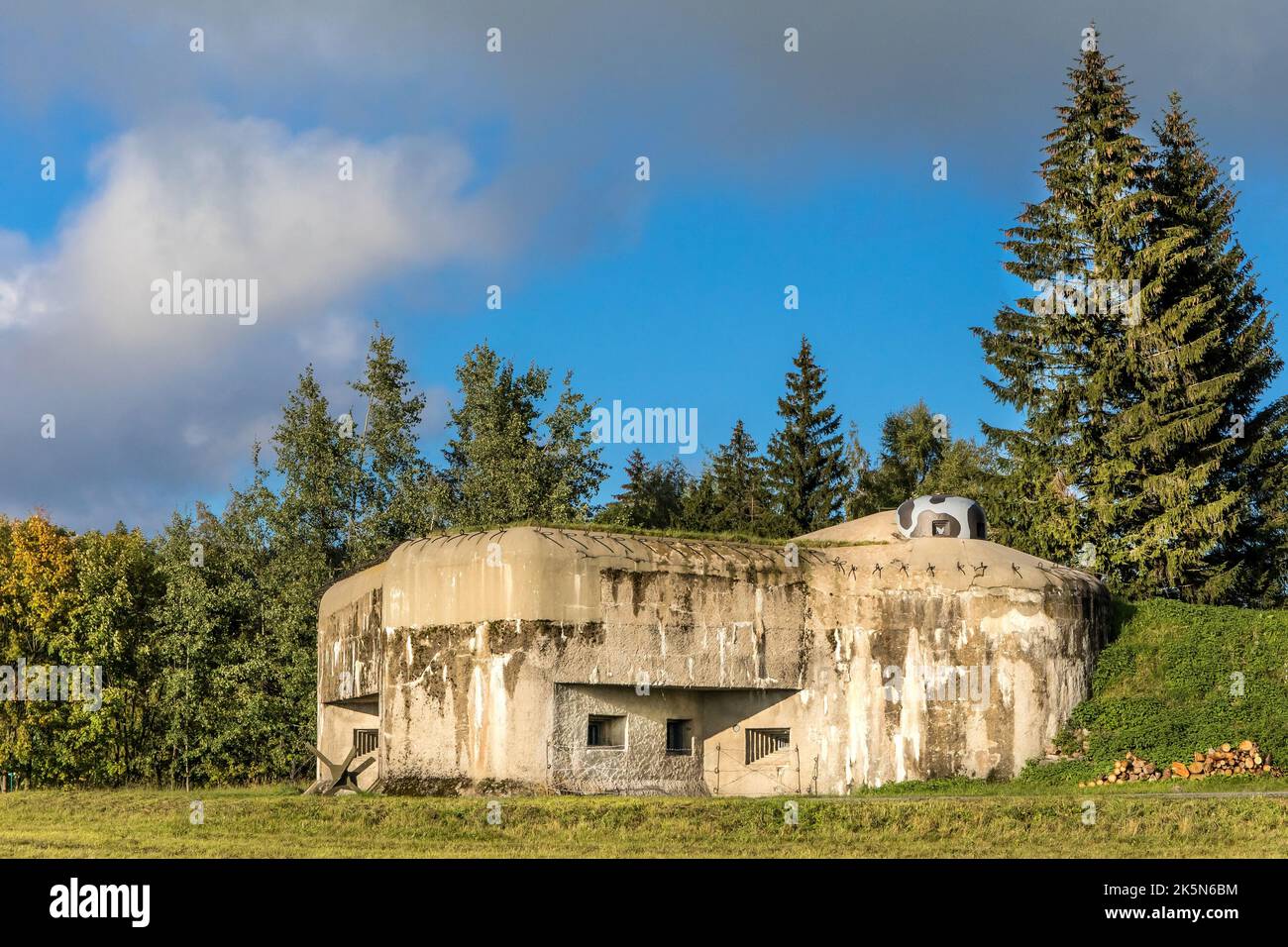 RÉPUBLIQUE TCHÈQUE, Orlicke Hory - 26 septembre 2022 : le bunker de guerre tchèque de la Seconde Guerre mondiale Forteresse militaire frontalière 'Hanicka' construite en 1936-1938. Banque D'Images