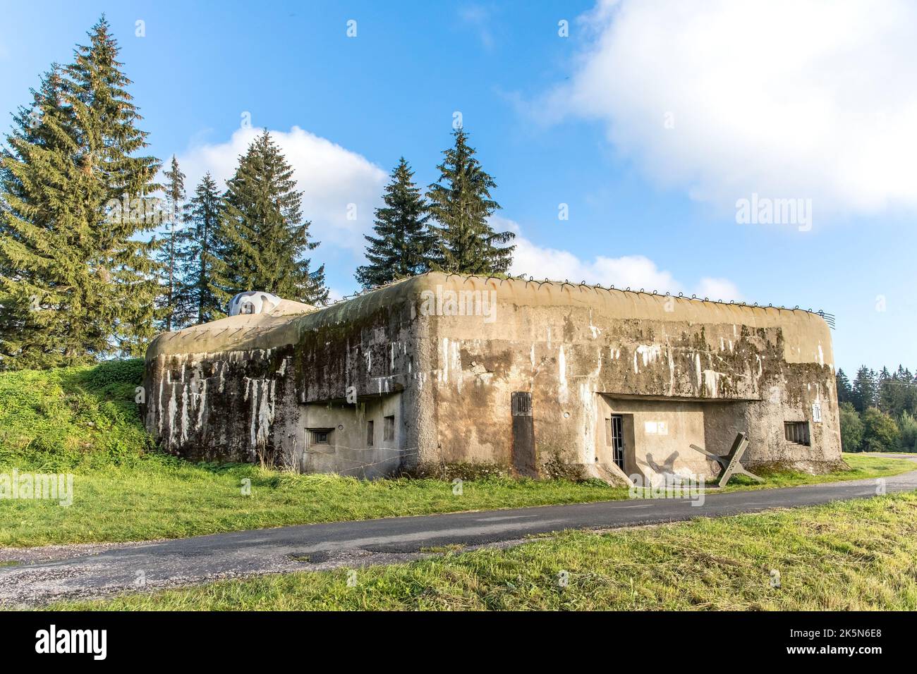 RÉPUBLIQUE TCHÈQUE, Orlicke Hory - 26 septembre 2022 : le bunker de guerre tchèque de la Seconde Guerre mondiale Forteresse militaire frontalière 'Hanicka' construite en 1936-1938. Banque D'Images