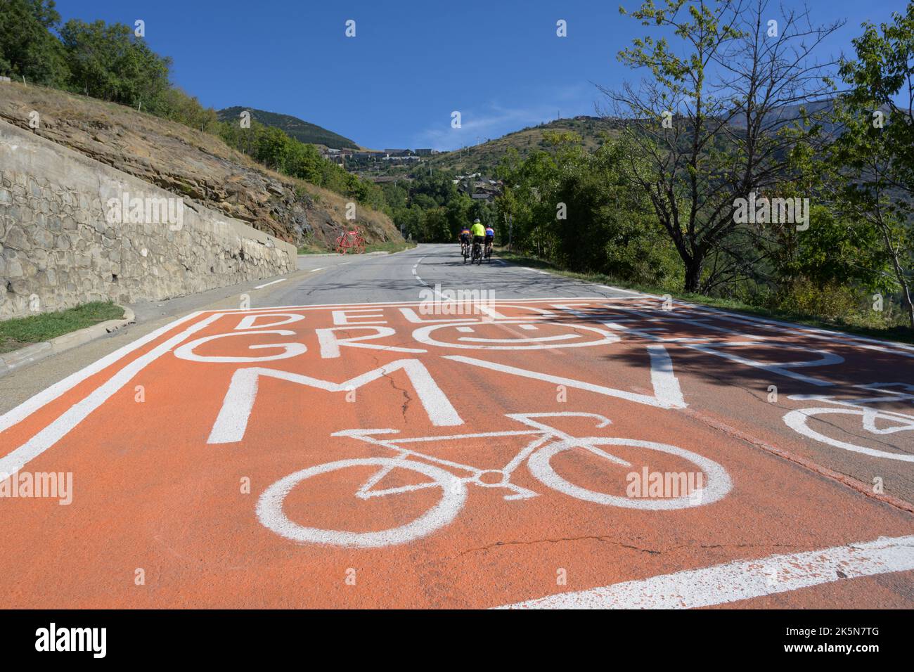 Le célèbre Dutch Corner (courbe 7) sur l'Alpe d'Huez peint en orange bien sûr, Alpes françaises. Banque D'Images