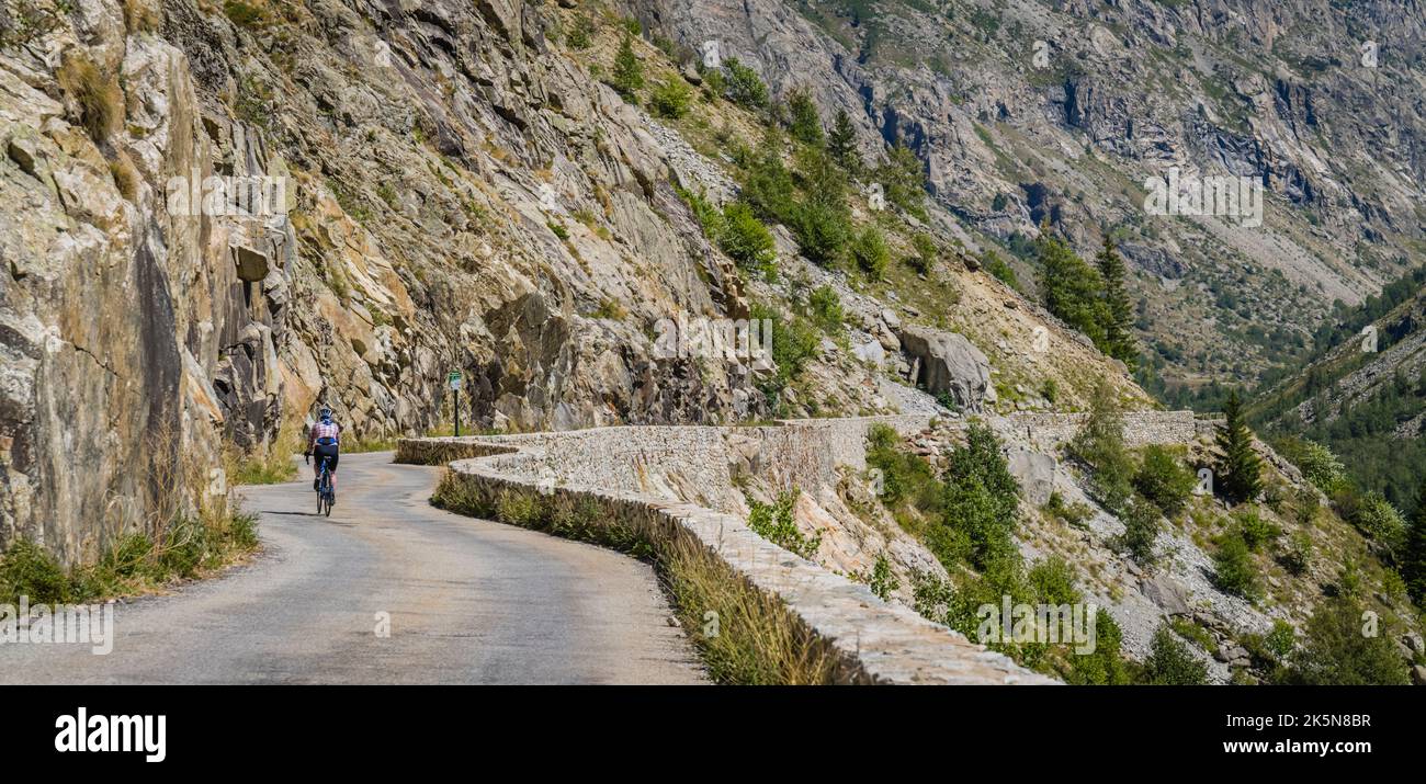 Cycliste sur la route de Saint-Christophe-en-Oisans à la Bérade, Alpes françaises. Banque D'Images
