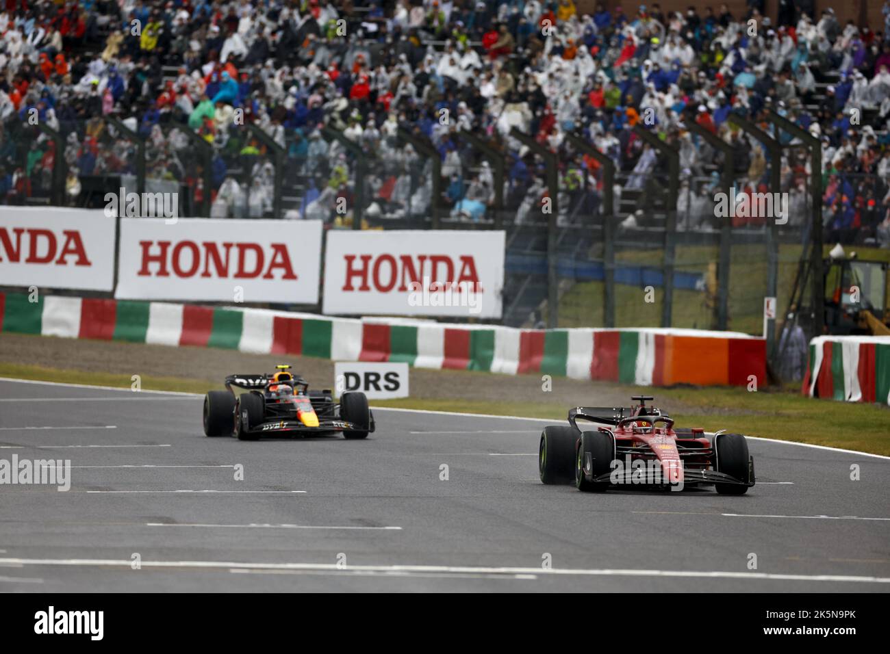 16 LECLERC Charles (mco), Scuderia Ferrari F1-75, 11 PEREZ Sergio (mex), Red Bull Racing RB18, action pendant le Grand Prix de Formule 1 Honda Japense 2022, 18th tour du Championnat du monde de Formule 1 de la FIA 2022 du 7 au 9 octobre 2022 sur le circuit international de Suzuka, à Suzuka, Préfecture de Mie, Japon - photo : DPPI/DPPI/LiveMedia Banque D'Images