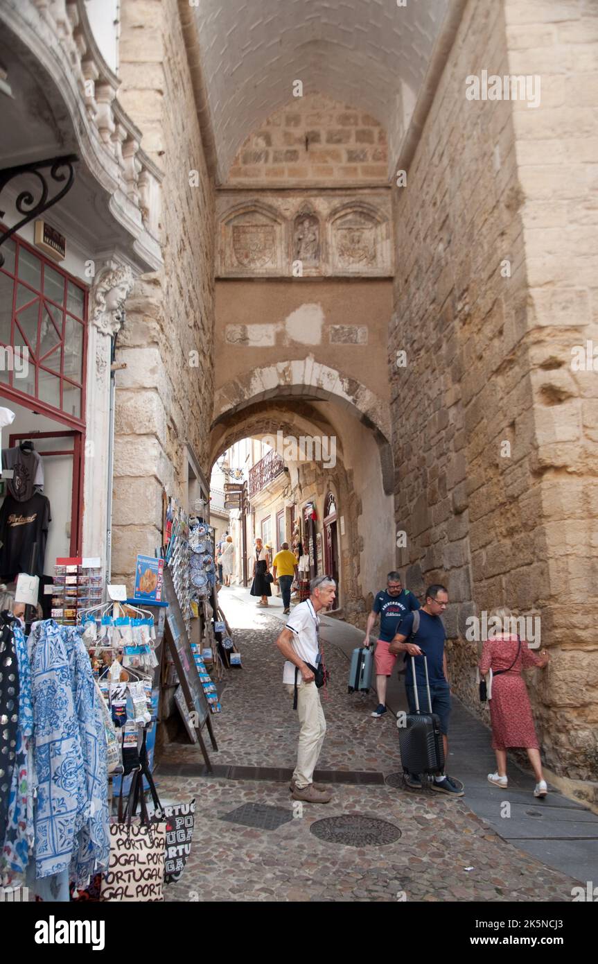 Arco de Almedina, Coimbra, Portugal . L'Arco de Almedina faisait partie du mur médiéval solide reconstruit au 11th siècle par le conquérant arabe Alma Banque D'Images